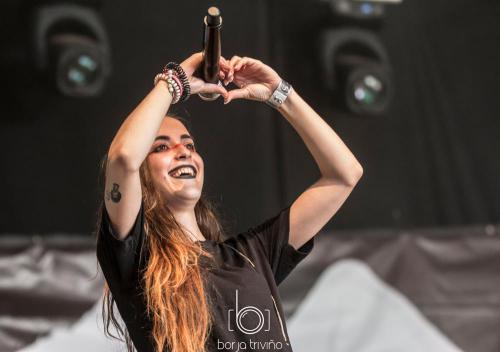 Cantante en directo fotografiada por Borjatrivifoto